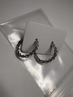 シルバー ツイストデザイン フープピアス