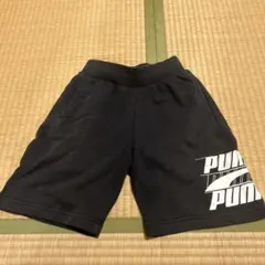 PUMA黒いロゴ入りハーフパンツ 100cm~