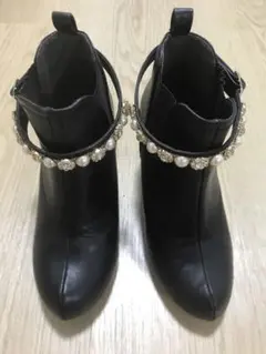 【マルイ】パール装飾の黒ブーティのサムネイル