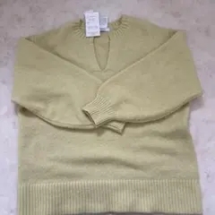 しまむら　新品タグ付き　Ｖネックニット　イエロー