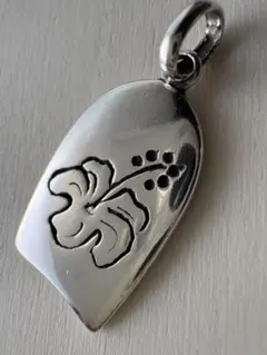 値下げハイビスカス 刻印ボディボード型シルバー ペンダントトップ