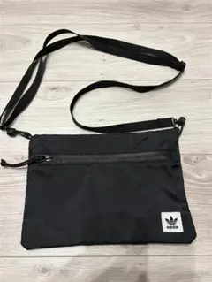 adidas ショルダーバッグ 黒 サコッシュのサムネイル