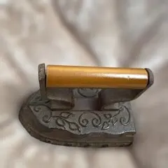 アイロン型文鎮