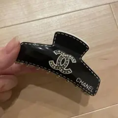 CHANEL ストーン付きブラックヘアクリップ