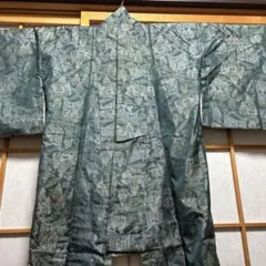 大島紬、正絹上品な伝統的着物 緑色と多色の模様正絹光沢美品、裏側指差し淡いシミ有