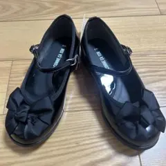 新品未使用☆コムサイズム　黒リボン付エナメル調　ワンストラップシューズ18㎝
