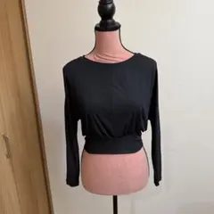 黒のフィット感あるヨガウェア