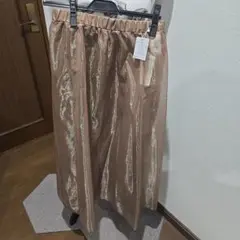 LUCA★新品タグ付き★光沢感のあるベージュロングスカート