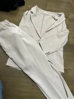 ライトベージュ パンツスーツ 上下セットのサムネイル