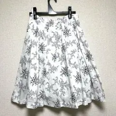 花柄フレアスカート ひざ丈 ホワイト/ブラック