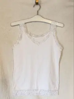 レース付きホワイトタンクトップ