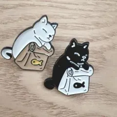新品！ブローチ　２個セット白黒　猫　ピンバッジ　ペア　カジュアル可愛い