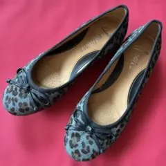 美品Clarks Softwear クラークスレオパード柄 バレエシューズのサムネイル