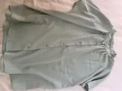 薄い緑色 ボタン付きシャツ