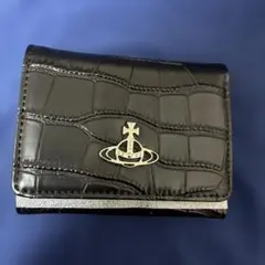 極美品✨ヴィヴィアン　三つ折り財布　クロコ型押し　レター型　オーブ　ブラック Vivienne Westwood 三つ折り財布 クロコ型押し ブラック - メルカリ
