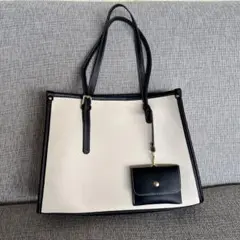 ホワイトのトートバッグ
