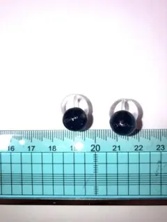 黒のボール型クリップ式ピアス