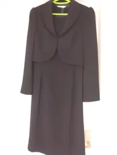 黒のワンピーススーツとジャケット9号