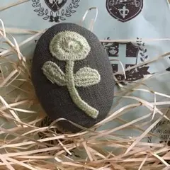 ミナペルホネン　花刺繍の楕円形ブローチ　ハンドメイド　❶