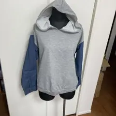 グレーパーカー袖がデニム素材フードにポンポン付き　お洒落パーカートレーナー