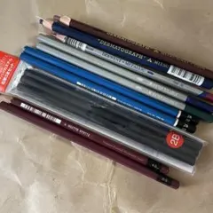 画用鉛筆（2B 4B 6B）7本、ダーマトグラフ2本、水彩色鉛筆4本