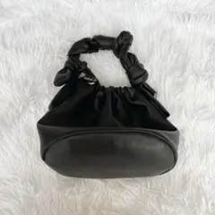 黒のハンドバッグ