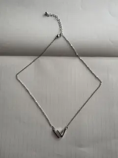 V字型ストーン装飾ネックレス