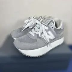 New Balance 574 厚底 スニーカー グレー22.5㎝　替え紐付きのサムネイル