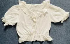 フリル付きホワイトバルーン袖シャツ