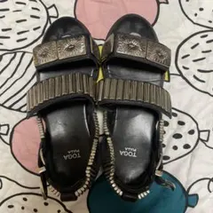 トーガTOGA PULLA メタルバックル サンダル ブラック38のサムネイル