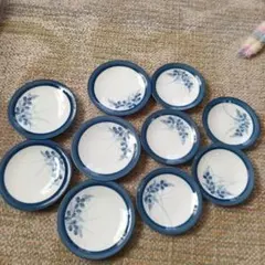 青い花柄の陶磁器皿2種類
