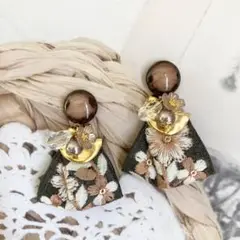 ブラウン系グラデカボションとインド刺繍リボンのジャラッとピアス 匿名配送