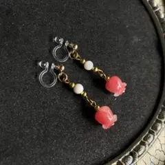 コーラルピンクの合成珊瑚すずらんとマザーオブパールのノンホールピアス