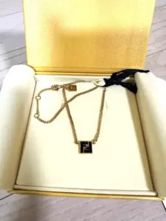 FENDI ゴールド ネックレス ロゴプレート付き