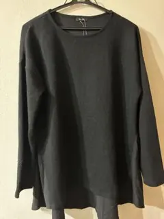 黒いニット長袖トップス