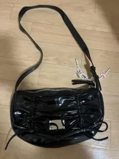 黒いパテントレザーショルダーバッグ