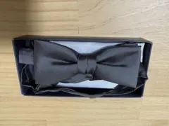 グレー　蝶ネクタイ