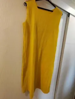 ISSEY MIYAKE me ノースリーブ プリーツ トップス イエローのサムネイル