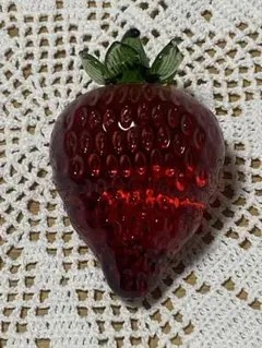 ガラス製いちご型　オブジェ　細石　ホワイトセージ