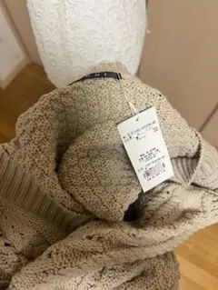 ベージュ Vネック ケーブルニットカーディガン