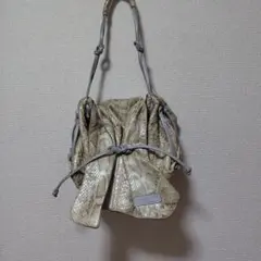 カルロスファルチのバック蛇革、色は白とグレー