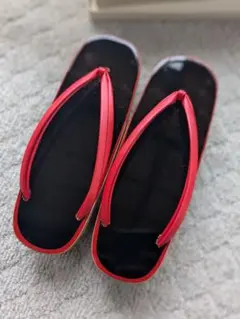 女性用赤い木製下駄