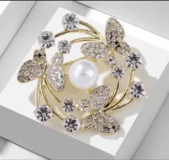 蝶々ブローチ　ゴールド　キラキラ　プレゼント　 結婚式　卒業式