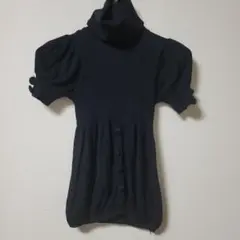 黒のハイネック半袖ニットトップス