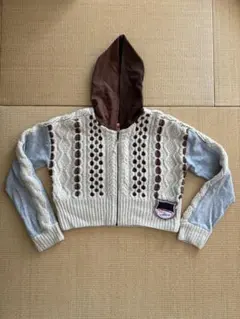 エンジーンズ　フード付きケーブルニットクロップドセーター