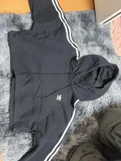 adidas ブラック フード付きパーカー