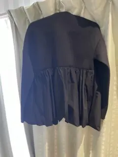 フリル付きノーカラージャケット 黒