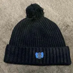 黒いポンポン付きニット帽