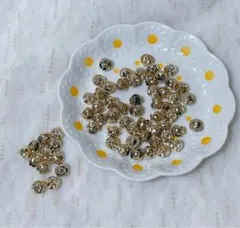 86.金色薔薇柄樹脂ボタン　85個　ハンドメイドパーツ素材