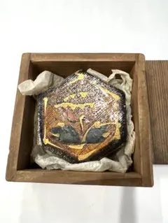 更紗窯 牡丹紋 六角香合 茶道具　共箱入り　時代不明　名品